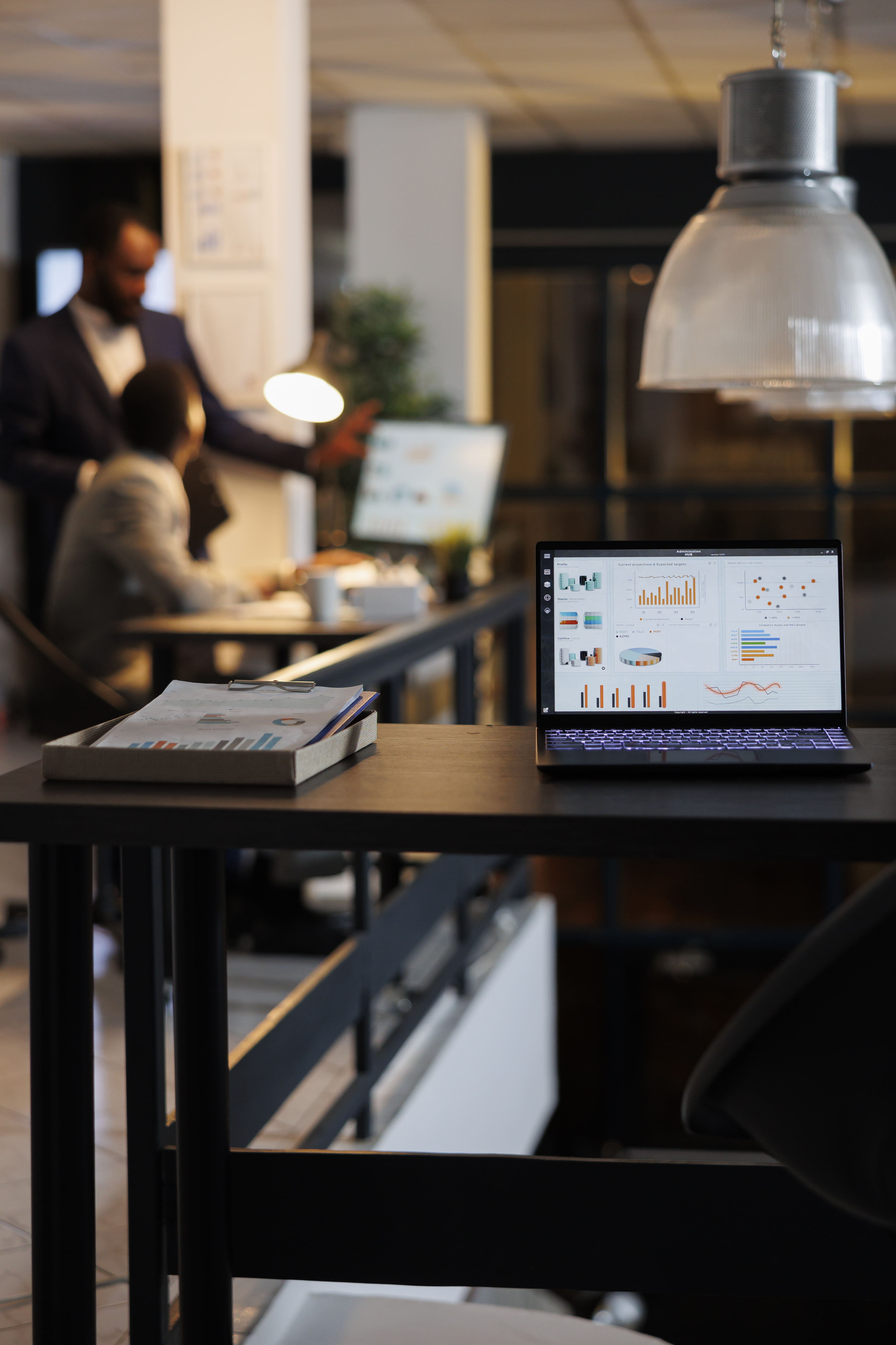 Imagem de um computador em cima de uma mesass